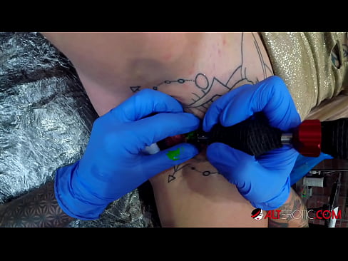 ❤️ Extreem getatoeëerde hottie Sully Savage kreeg een tatoeage op haar clitoris ️ Super sex at nl.dreamypassionatespotlight.ru ❌️ ❌️❤